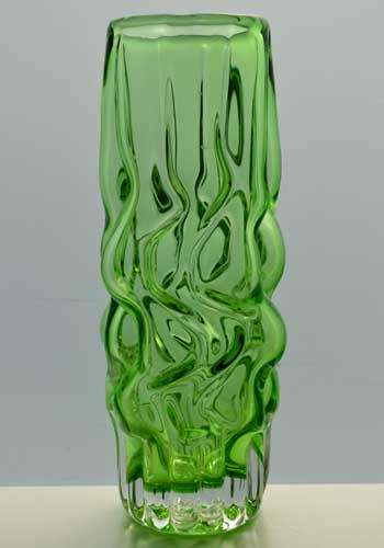 A NOVI BOR CZECH ART GLASS SCULPTURAL VASE, DESIGNED BY PAVEL HLAVA IN 1967