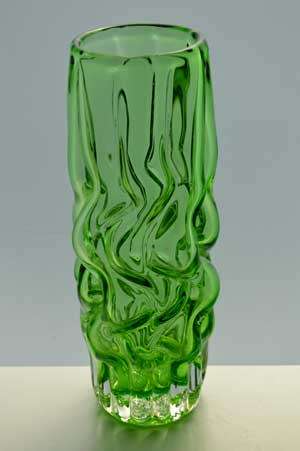 A NOVI BOR CZECH ART GLASS SCULPTURAL VASE, DESIGNED BY PAVEL HLAVA IN 1967