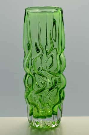A NOVI BOR CZECH ART GLASS SCULPTURAL VASE, DESIGNED BY PAVEL HLAVA IN 1967