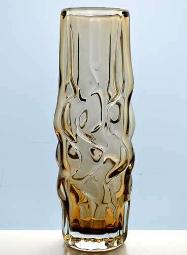 A NOVI BOR CZECH ART GLASS SCULPTURAL VASE, DESIGNED BY PAVEL HLAVA IN 1968