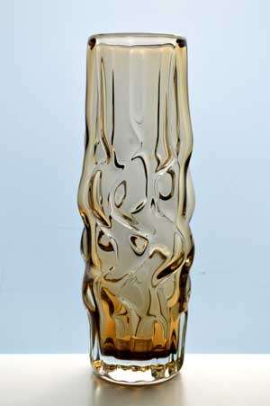 A NOVI BOR CZECH ART GLASS SCULPTURAL VASE, DESIGNED BY PAVEL HLAVA IN 1968