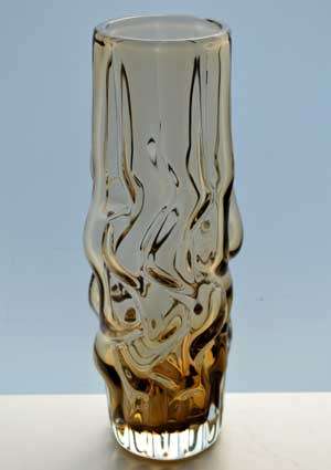 A NOVI BOR CZECH ART GLASS SCULPTURAL VASE, DESIGNED BY PAVEL HLAVA IN 1968