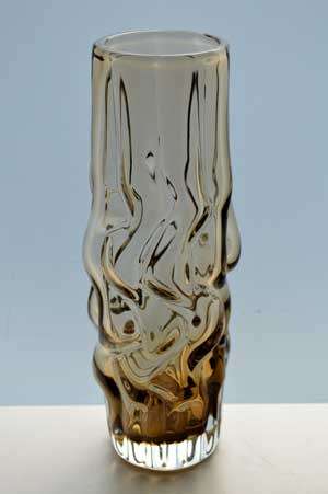 A NOVI BOR CZECH ART GLASS SCULPTURAL VASE, DESIGNED BY PAVEL HLAVA IN 1968