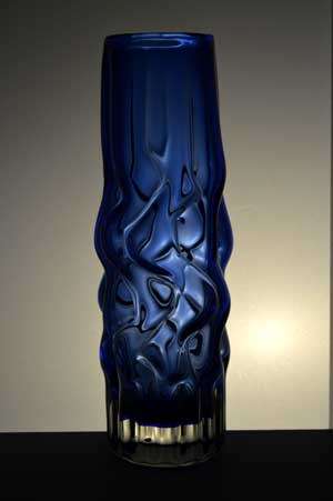 A NOVI BOR CZECH ART GLASS SCULPTURAL VASE, DESIGNED BY PAVEL HLAVA IN 1968