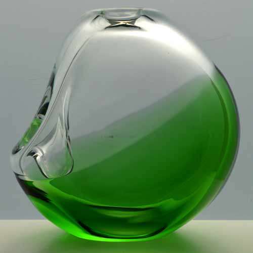 A DAZZLING MODERNIST SKRDLOVICE ART GLASS SCULPTURAL VASE DESIGNED BY KAREL WUNSCH IN 1976