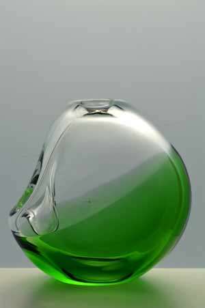 A DAZZLING MODERNIST SKRDLOVICE ART GLASS SCULPTURAL VASE DESIGNED BY KAREL WUNSCH IN 1976