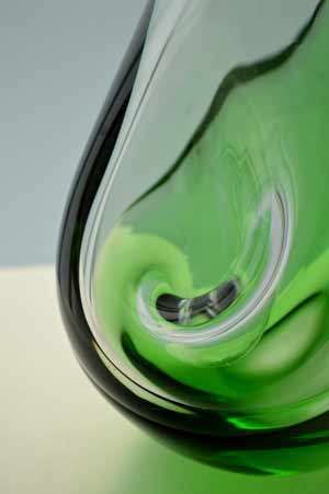 A DAZZLING MODERNIST SKRDLOVICE ART GLASS SCULPTURAL VASE DESIGNED BY KAREL WUNSCH IN 1976