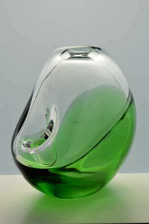 A DAZZLING MODERNIST SKRDLOVICE ART GLASS SCULPTURAL VASE DESIGNED BY KAREL WUNSCH IN 1976