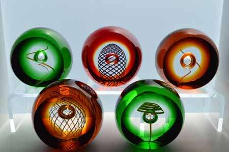 PERHAPS THE FINEST SCULPTURAL PAPERWEIGHT EVER! CONTEMPORY & MODERN DESIGN BY PAVEL HAVELKA (1969-)