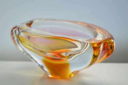 A DAZZLINGLY BEAUTIFUL NOVY BOR (BOROCRYSTAL) SCULPTURAL ART GLASS ASHTRAY / BOWL FROM THE 1960s