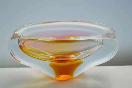 A DAZZLINGLY BEAUTIFUL NOVY BOR (BOROCRYSTAL) SCULPTURAL ART GLASS ASHTRAY / BOWL FROM THE 1960s