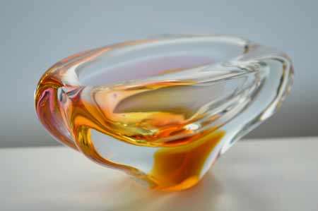 A DAZZLINGLY BEAUTIFUL NOVY BOR (BOROCRYSTAL) SCULPTURAL ART GLASS ASHTRAY / BOWL FROM THE 1960s