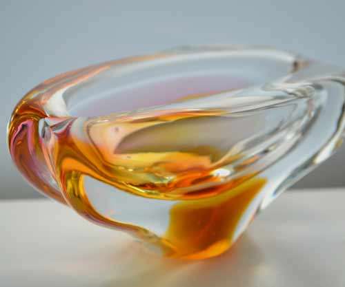 A DAZZLINGLY BEAUTIFUL NOVY BOR (BOROCRYSTAL) SCULPTURAL ART GLASS ASHTRAY / BOWL FROM THE 1960s