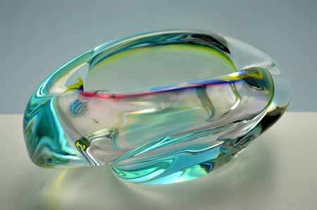 A DAZZLINGLY BEAUTIFUL NOVY BOR (BOROCRYSTAL) SCULPTURAL ART GLASS ASHTRAY / BOWL FROM THE 1960s