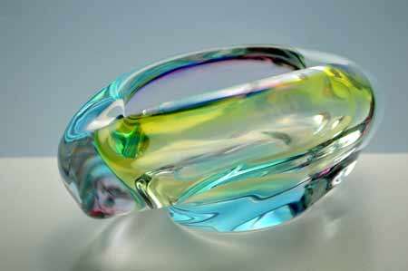 A DAZZLINGLY BEAUTIFUL NOVY BOR (BOROCRYSTAL) SCULPTURAL ART GLASS ASHTRAY / BOWL FROM THE 1960s