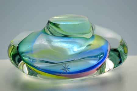A DAZZLINGLY BEAUTIFUL NOVY BOR (BOROCRYSTAL) SCULPTURAL ART GLASS ASHTRAY / BOWL FROM THE 1960s