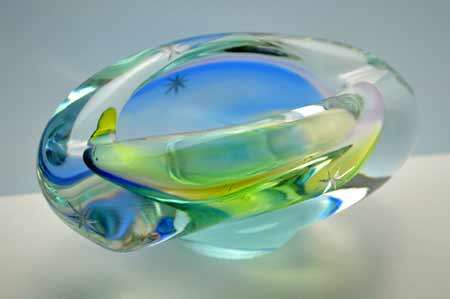 A DAZZLINGLY BEAUTIFUL NOVY BOR (BOROCRYSTAL) SCULPTURAL ART GLASS ASHTRAY / BOWL FROM THE 1960s