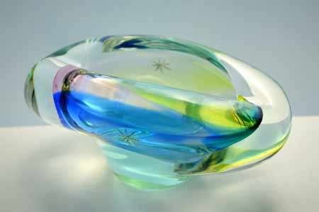 A DAZZLINGLY BEAUTIFUL NOVY BOR (BOROCRYSTAL) SCULPTURAL ART GLASS ASHTRAY / BOWL FROM THE 1960s