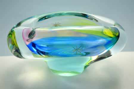 A DAZZLINGLY BEAUTIFUL NOVY BOR (BOROCRYSTAL) SCULPTURAL ART GLASS ASHTRAY / BOWL FROM THE 1960s