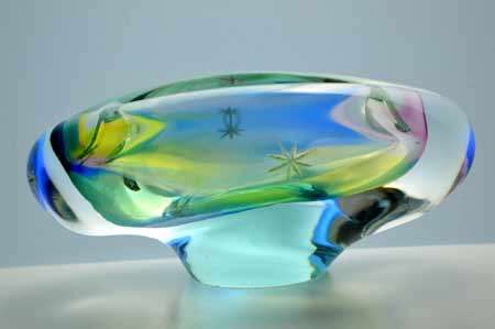A DAZZLINGLY BEAUTIFUL NOVY BOR (BOROCRYSTAL) SCULPTURAL ART GLASS ASHTRAY / BOWL FROM THE 1960s