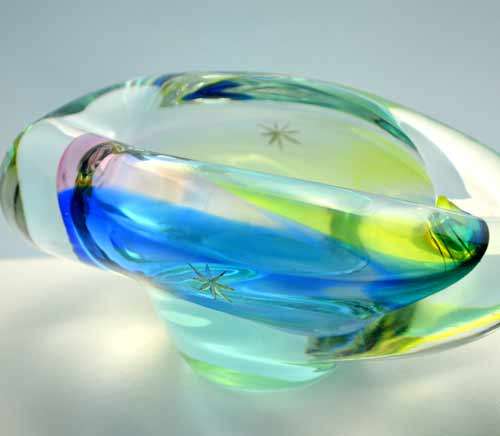 A DAZZLINGLY BEAUTIFUL NOVY BOR (BOROCRYSTAL) SCULPTURAL ART GLASS ASHTRAY / BOWL FROM THE 1960s