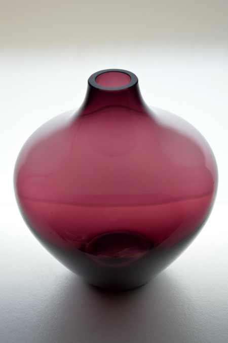 * ELEGANCE & SIMPLICITY : A MAGNIFICENT VASE : A MID 20TH CENTURY BEAUTY OF NOTE