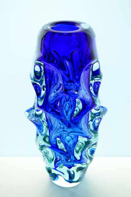 * A DAZZLING SKRDLOVICE ART GLASS VASE DESIGNED BY JAN BERANEK (1933-)