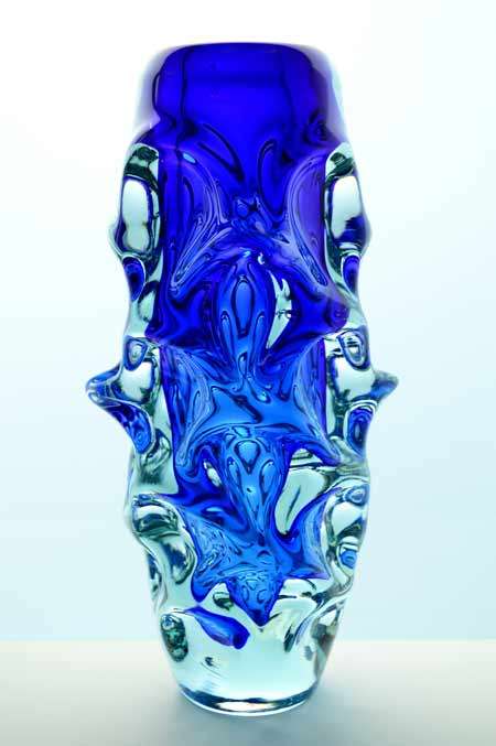 * A DAZZLING SKRDLOVICE ART GLASS VASE DESIGNED BY JAN BERANEK (1933-)