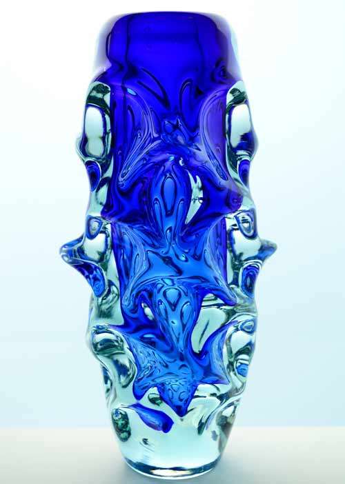 * A DAZZLING SKRDLOVICE ART GLASS VASE DESIGNED BY JAN BERANEK (1933-)