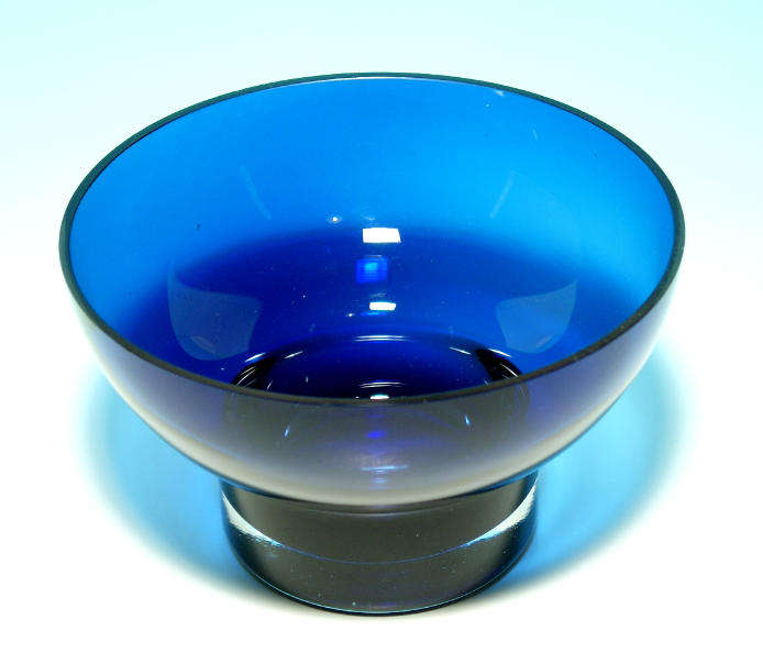 ELEGANCE & SIMPLICITY : A MAGNIFICENT 1970s COBALT BLUE SCHOTT AND ZWIESEL BOWL: A BEAUTY OF NOTE