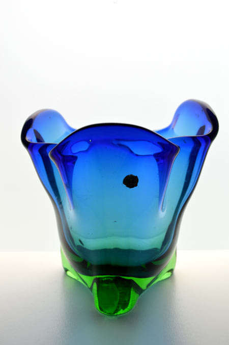 A DAZZLINGLY BEAUTIFUL NOVY BOR (BOROCRYSTAL) SCULPTURAL ART GLASS BOWL WITH LABEL FROM THE 1960s