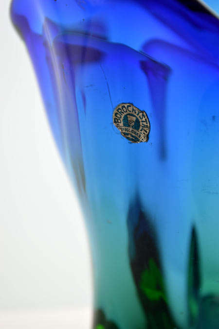A DAZZLINGLY BEAUTIFUL NOVY BOR (BOROCRYSTAL) SCULPTURAL ART GLASS BOWL WITH LABEL FROM THE 1960s
