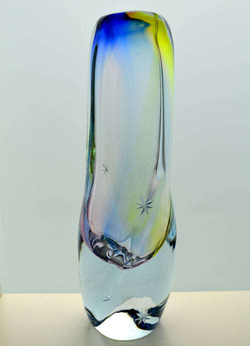 A SUPERB HANDMADE BOROCRYSTAL TRANSPARENT CZECH ART GLASS VASE WITH A WIDE RANGE OF DELCATE COLOURS