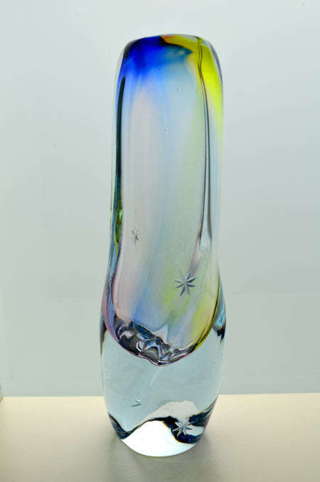 A SUPERB HANDMADE BOROCRYSTAL TRANSPARENT CZECH ART GLASS VASE WITH A WIDE RANGE OF DELCATE COLOURS