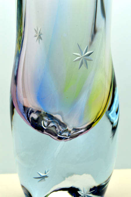 A SUPERB HANDMADE BOROCRYSTAL TRANSPARENT CZECH ART GLASS VASE WITH A WIDE RANGE OF DELCATE COLOURS