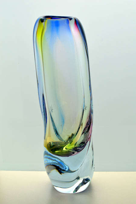A SUPERB HANDMADE BOROCRYSTAL TRANSPARENT CZECH ART GLASS VASE WITH A WIDE RANGE OF DELCATE COLOURS
