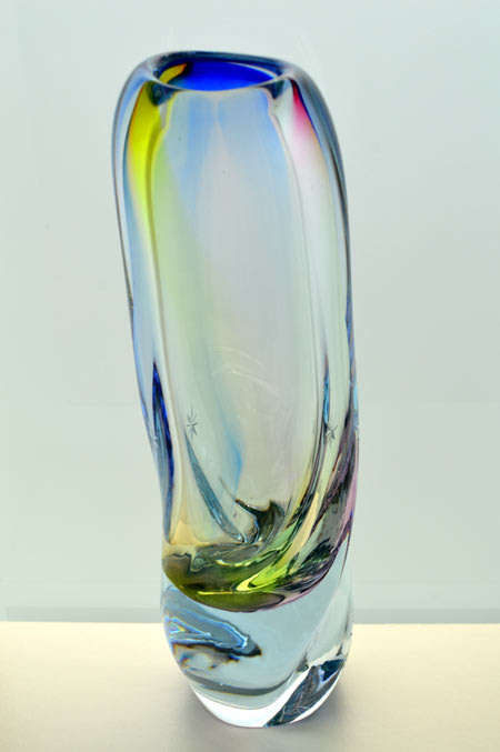 A SUPERB HANDMADE BOROCRYSTAL TRANSPARENT CZECH ART GLASS VASE WITH A WIDE RANGE OF DELCATE COLOURS