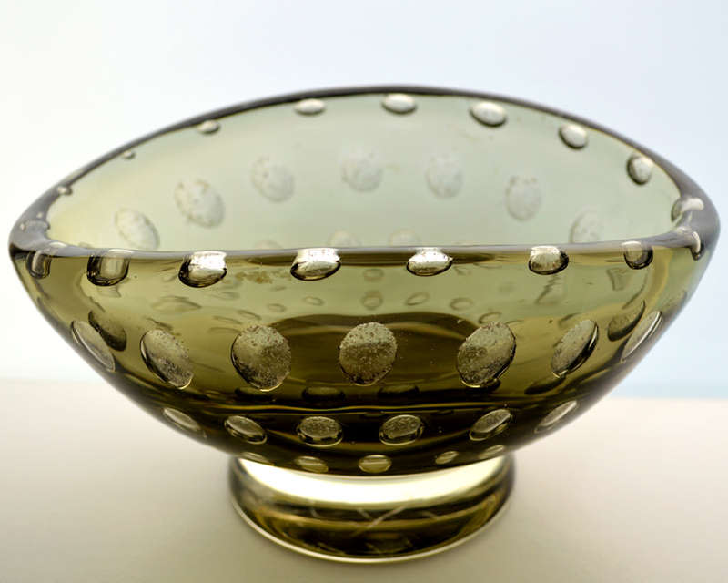 A BEAUTIFUL & RARE FIND: BOWL WITH CONTROLLED BUBBLES DESIGNED BY MILAN METELAK FOR HARRACHOV GLASS