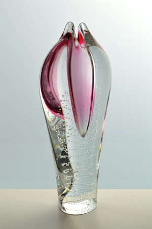 A DAZZLINGLY BEAUTIFUL MODERN PINK CZECH ART GLASS VASE DESIGNED BY PAVEL JUDA IN 1985