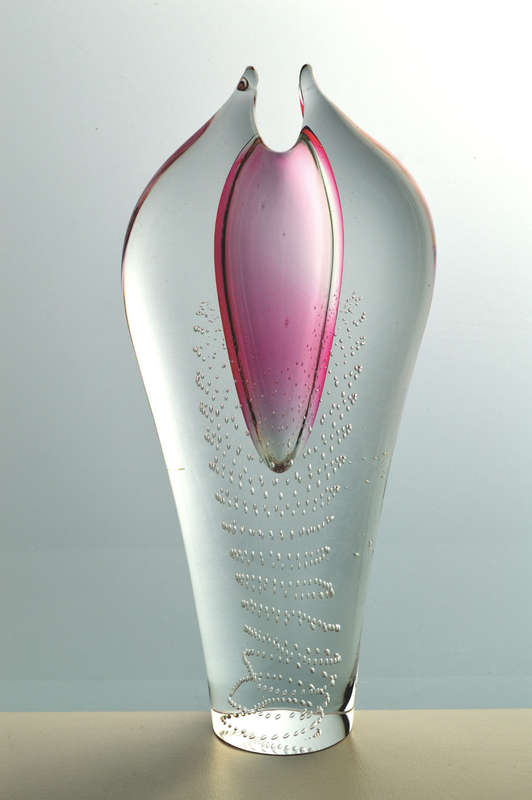 A DAZZLINGLY BEAUTIFUL MODERN PINK CZECH ART GLASS VASE DESIGNED BY PAVEL JUDA IN 1985