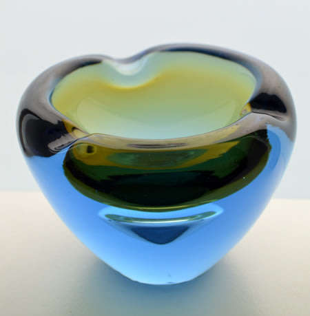 A RARE & BEAUTIFUL CZECH ART GLASS ARCHITECTURAL BOWL/ASHTRAY, DESIGN BY VLADIMIR JELINEK (1934-)