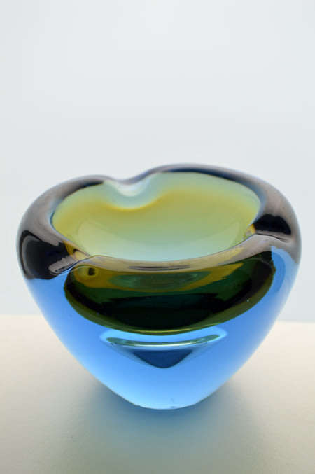 A RARE & BEAUTIFUL CZECH ART GLASS ARCHITECTURAL BOWL/ASHTRAY, DESIGN BY VLADIMIR JELINEK (1934-)
