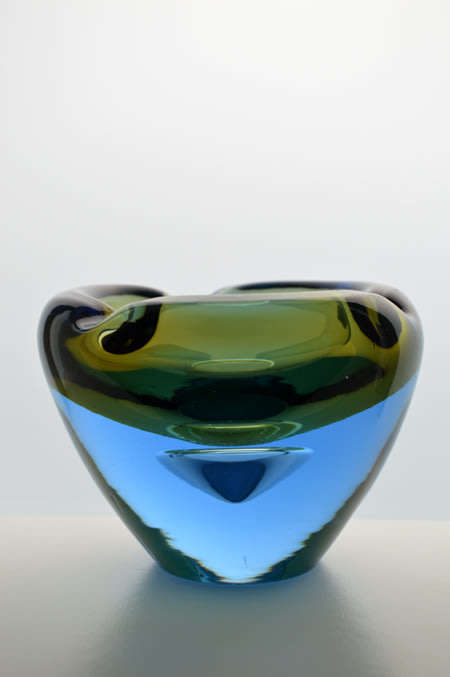 A RARE & BEAUTIFUL CZECH ART GLASS ARCHITECTURAL BOWL/ASHTRAY, DESIGN BY VLADIMIR JELINEK (1934-)