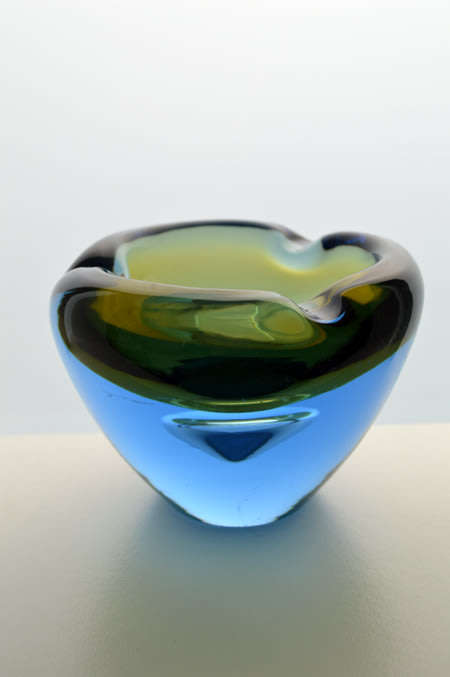 A RARE & BEAUTIFUL CZECH ART GLASS ARCHITECTURAL BOWL/ASHTRAY, DESIGN BY VLADIMIR JELINEK (1934-)