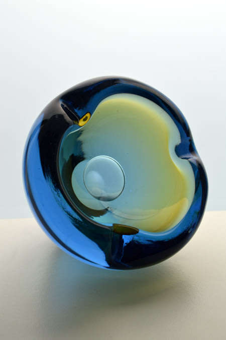 A RARE & BEAUTIFUL CZECH ART GLASS ARCHITECTURAL BOWL/ASHTRAY, DESIGN BY VLADIMIR JELINEK (1934-)