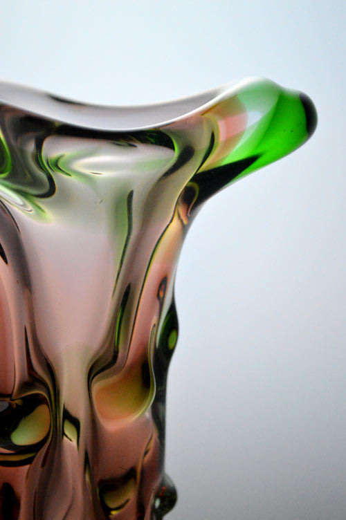 A MAGNIFICENT GREEN AND PEACH-COLOURED CZECH ART GLASS MSTISOV / MOSER VASE