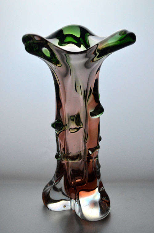 A MAGNIFICENT GREEN AND PEACH-COLOURED CZECH ART GLASS MSTISOV / MOSER VASE