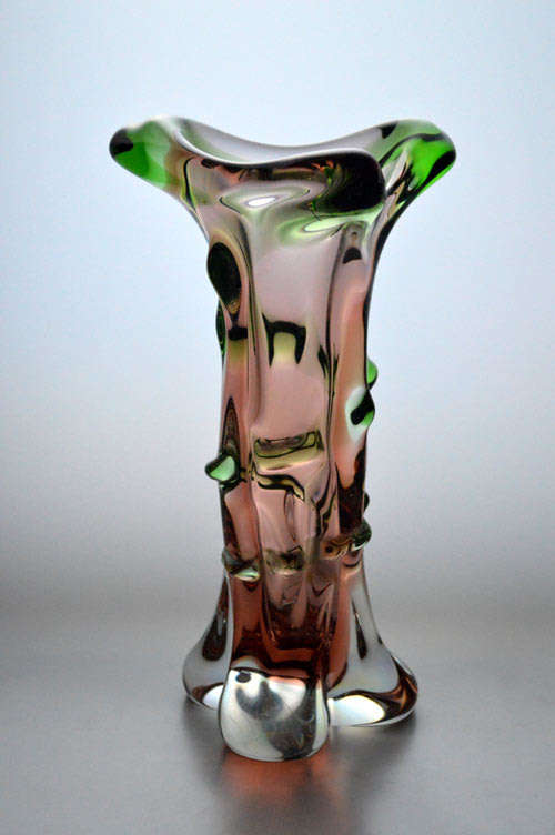 A MAGNIFICENT GREEN AND PEACH-COLOURED CZECH ART GLASS MSTISOV / MOSER VASE