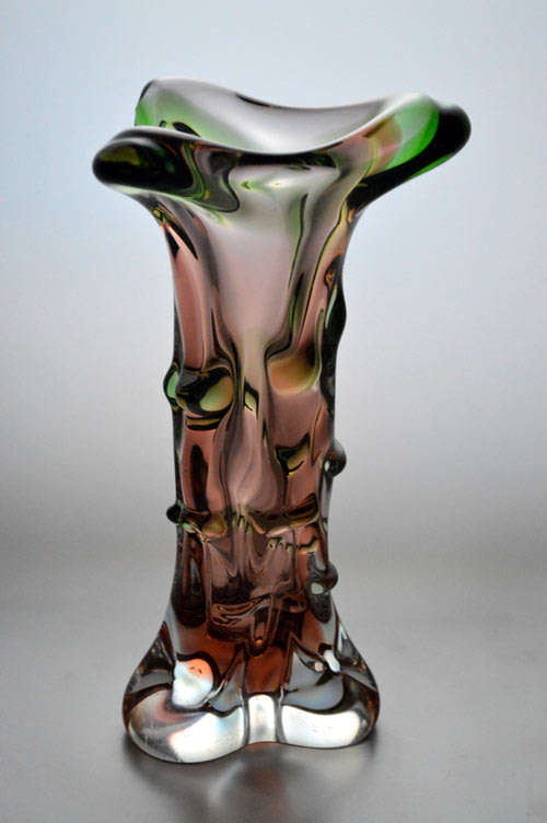 A MAGNIFICENT GREEN AND PEACH-COLOURED CZECH ART GLASS MSTISOV / MOSER VASE