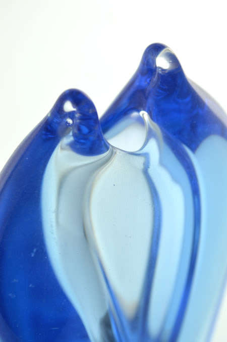 ** A DAZZLINGLY BEAUTIFUL MODERN BLUE CZECH ART GLASS VASE DESIGNED BY PAVEL JUDA IN 1985